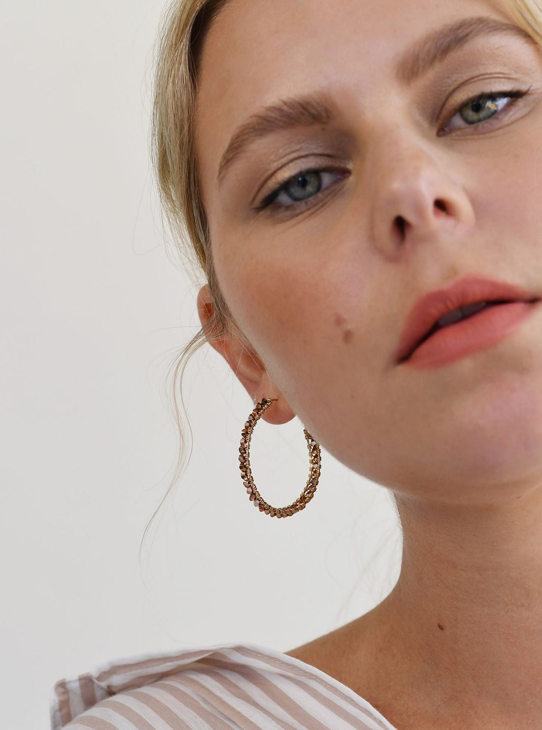 Medium Crystal Woven Hoop Earrings - ROSE GOLD